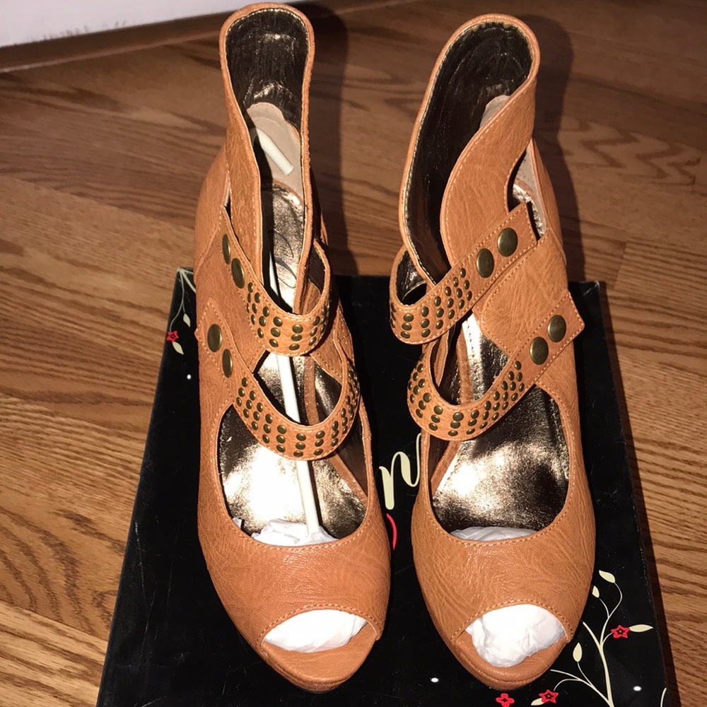 Envy genuine leather tan heels